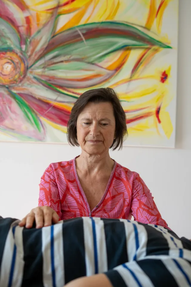 Lisa Kellenberger blickt auf ihre Hände, die auf dem Brustkorb ruhen
