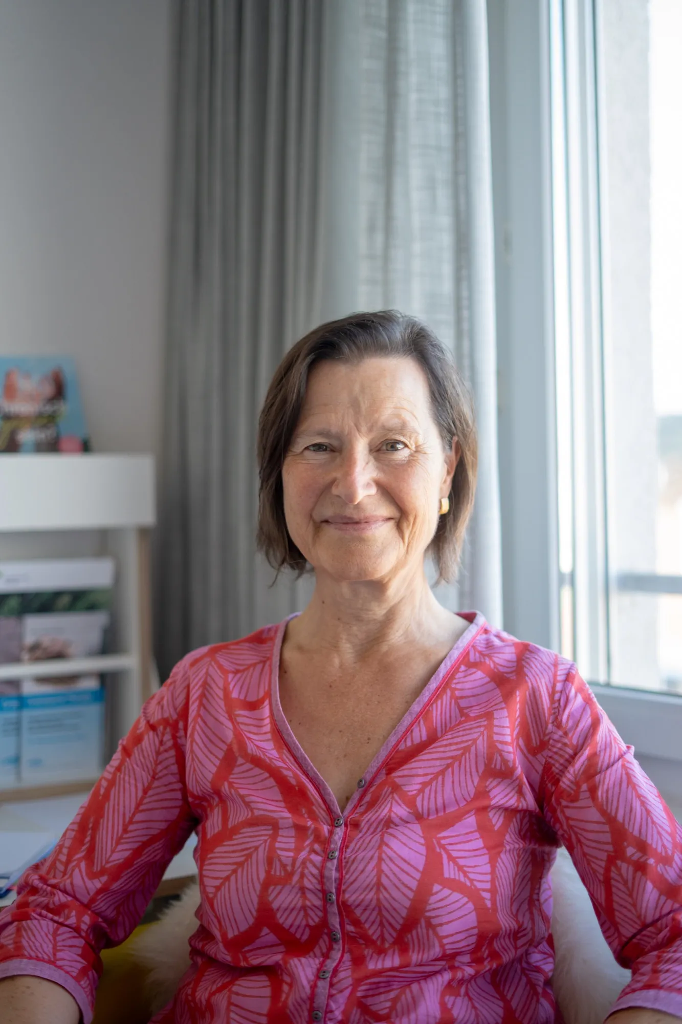 Lisa Kellenberger lächelt in ihrer Praxis in Wil in die Kamera